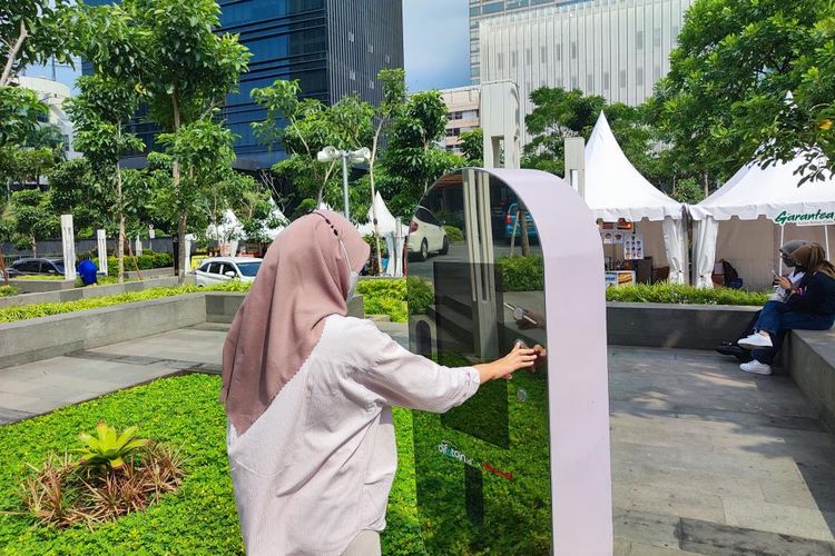 Penampakan mesin foto otomatis di depan gedung Sarinah Thamrin, jakarta Pusat, Jumat (28/4/2023)