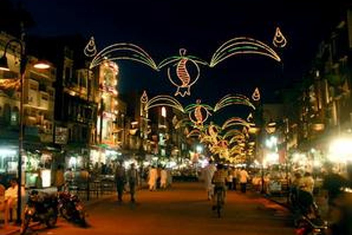 Anarkali Food Street, terang benderang di malam hari