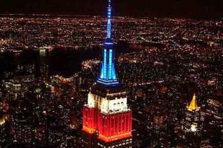 Puncak Empire State Building bermandikan cahaya berwarna merah, putih dan biru, sebagai bagian dari perayaan keberhasilan Amerika Serikat lolos ke babak perdelapan final Piala Dunia 2014.