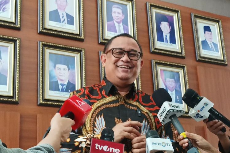 Koordinator Staf Khusus Presiden, Ari Dwipayana saat memberikan keterangan pers di Gedung Kemensetneg, Jakarta, Jumat (5/1/2024).