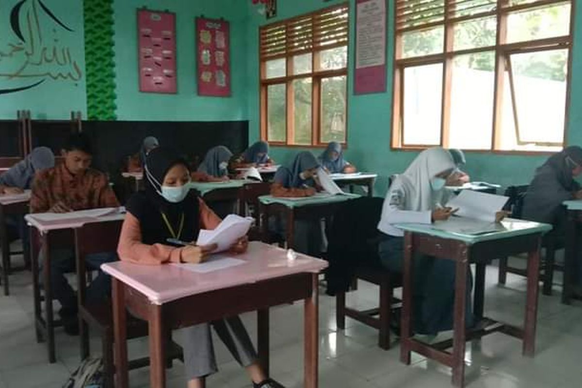Suasana siswa XII mengikuti ujian sekolah tatap muka di  SMAN 12 Bulukumba, Jl Poros Borongrappoa, Kampung Cina, Kabupaten Bulukumba, Sulawesi Selatan.