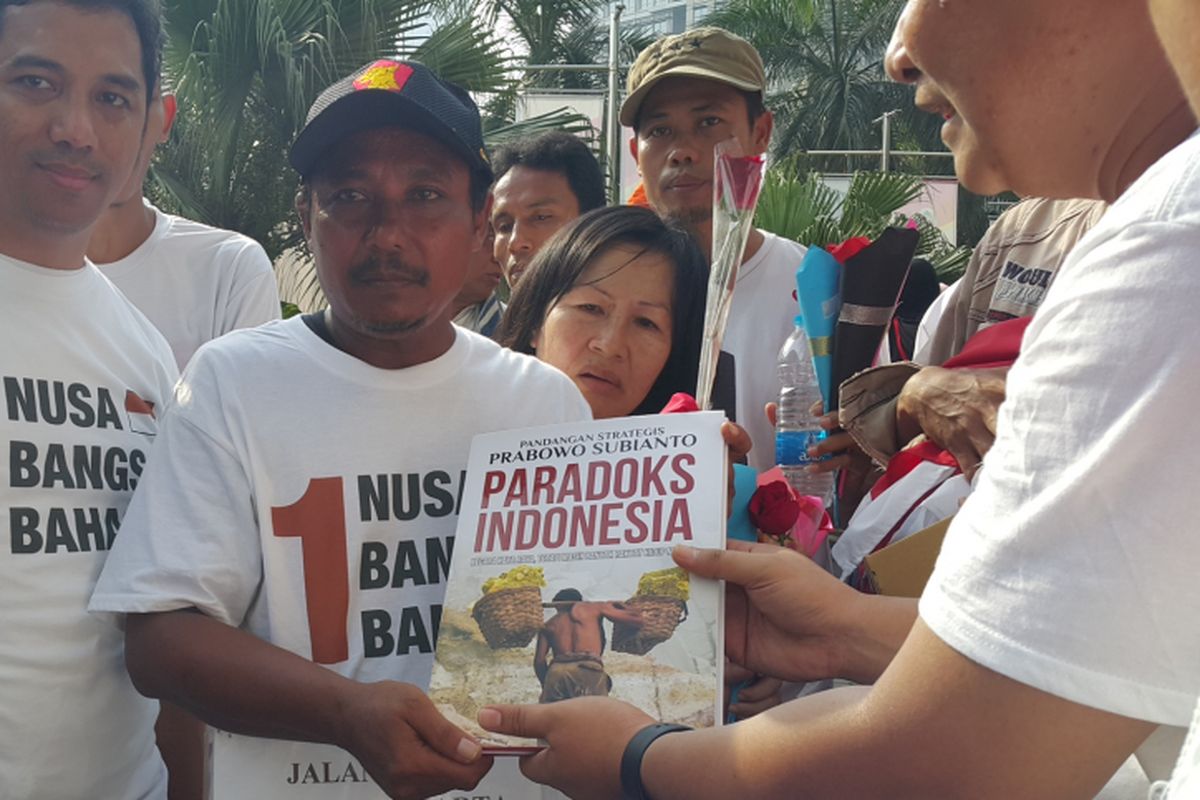 Eko Hadi, yang berjalan kaki sejauh 651 kilometer untuk bertemu Anies Baswedan-Sandiaga Uno, menerima buku Pandangan Strategis Prabowo Subianto - Paradoks Indonesia di Jakarta, Minggu (7/5/2017).