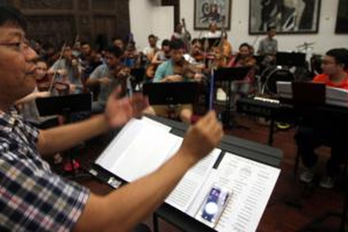Konduktor Avip Priatna memimpin latihan orkestra di The Resonanz Music Studio, jelang konser Simfoni untuk Bangsa 2015, Selasa (25/8/2015).