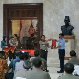 Panglima TNI Marsekal Hadi Tjahjanto menerima kunjungan Kepala Polri Jenderal Tito Karnavian bersama sejumlah pejabat tinggi Polri di Markas Besar TNI, Cilangkap, Jakarta Timur, Senin (11/12/2017).