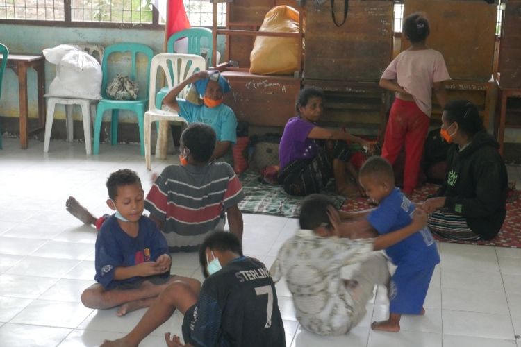 Warga mengungsi di SMP Negeri Wulanggitang, Kecamatan Wulanggitang, Kabupaten Flores Timur.