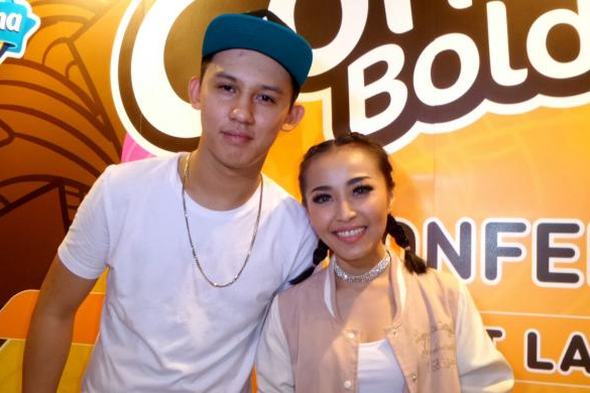 DJ Jevin Julian dan vokalis Rinni Wulandari diabadikan dalam acara peluncuran Campina Concerto Bold di Plaza Senayan, Jakarta Selatan, Rabu (5/10/2016).