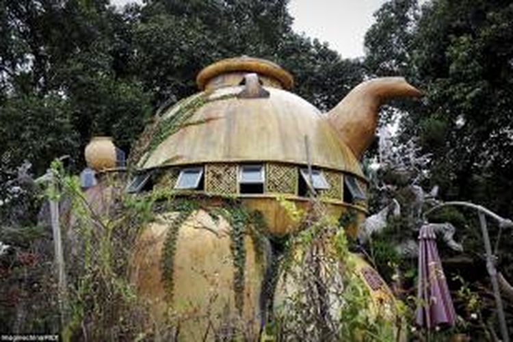 Rumah berbentuk teko teh raksasa ini dikerjakan sendiri oleh Yuezi. Lokasinya di tengah hutan. Cocok untuk menyepi, menjauhi hiruk-pikuk kota.  