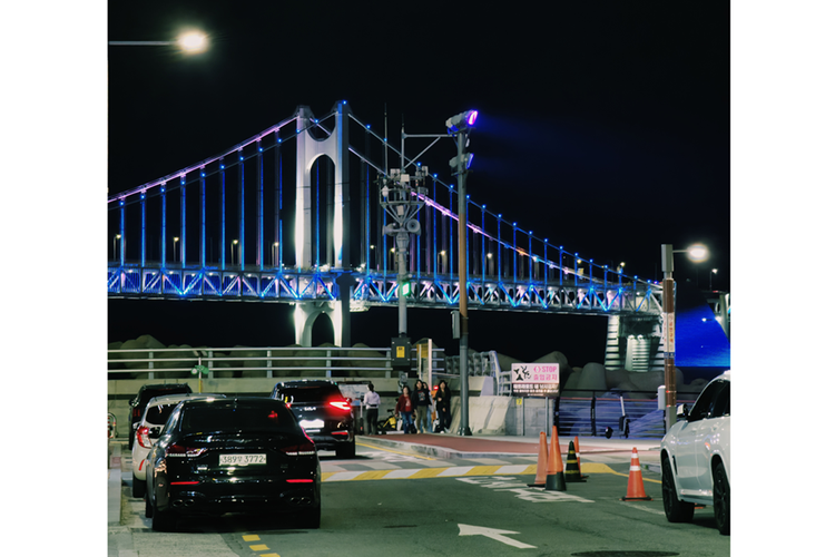 Potret jembatan Gwangan di malam hari.
