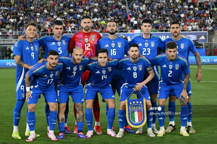 Pemain timnas Italia berpose dalam uji coba jelang Euro 2024 melawan Turkiye di Stadion Renato Dall'Ara, Bologna, 4 Juni 2024. (Photo by Alberto PIZZOLI / AFP)