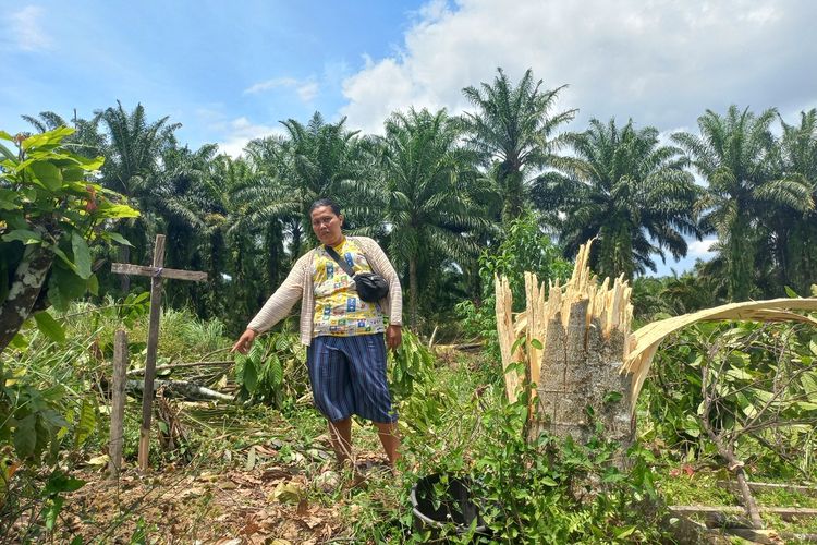 Foto: Juni Melda Tambunan (28) menunjukkan salah satu kuburan anaknya yang tak jauh dari rumahnya di Kelurahan Bah Sorma, Kecamatan Siantar Sitalasari, Kota Pematang Siantar, Rabu (19/10/2022).
