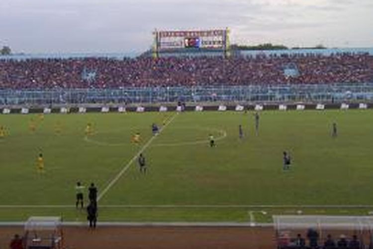 Arema Cronus saat melawan Barito Putra dalam laga turnamen Inter Island Cup 2014, di Stadion Kanjuruhan, Malang, Jawa Timur, Minggu (19/1/2014).