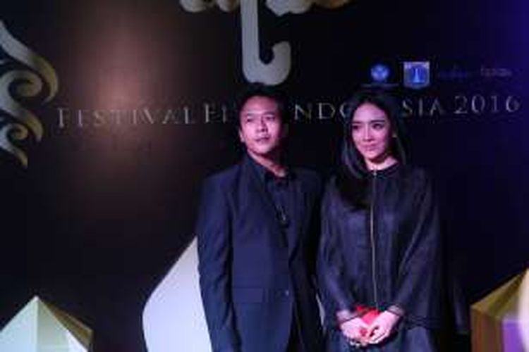 Pasangan Dea Ananda Dan Ariel Nidji saat menghadiri malam puncak Festival Film Indonesia (FFI) 2016 di Teater Jakarta Taman Ismail Marjuki, Jakarta. Minggu (6/11/2016). Ajang penghargaan bagi insan perfilman Indonesia FFI 2016 kali ini mengangkat tema Restorasi Film.