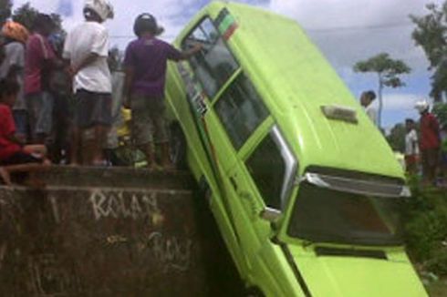 Tabrak Batu di Jalan, Angkot Terlempar Keluar Trotoar