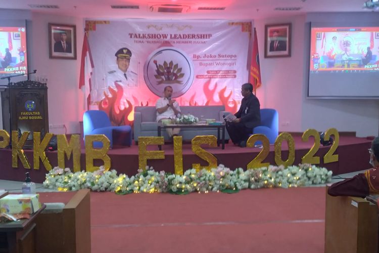 Bupati Wonogiri Joko Sutopo menjadi pembicara terkait leadership pada kegiatan Pengenalan Kehidupan Kampus Mahasiswa Baru bagi ribuan mahasiswa baru di Fakultas Ilmu Sosial Universitas Negeri Yogyakarta, Kamis (25/8/2022)