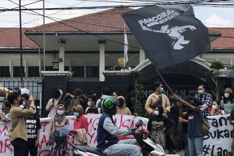 Demonstrasi terkait penggusuran lahan Pancoran Buntu II di depan Pengadilan Negeri Jakarta Selatan pada Rabu (21/4/2021).
