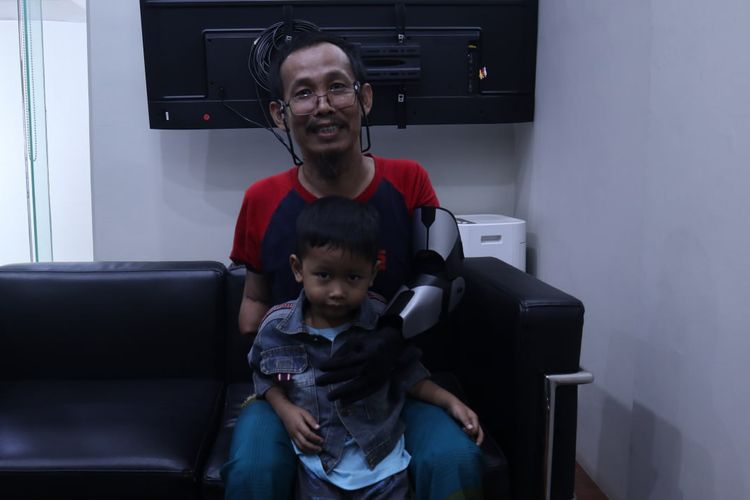 Reddy Herdiawan (52 tahun) saat mendapatkan bantuan lengan palsu bionik untuk membantu aktivitasnya. 