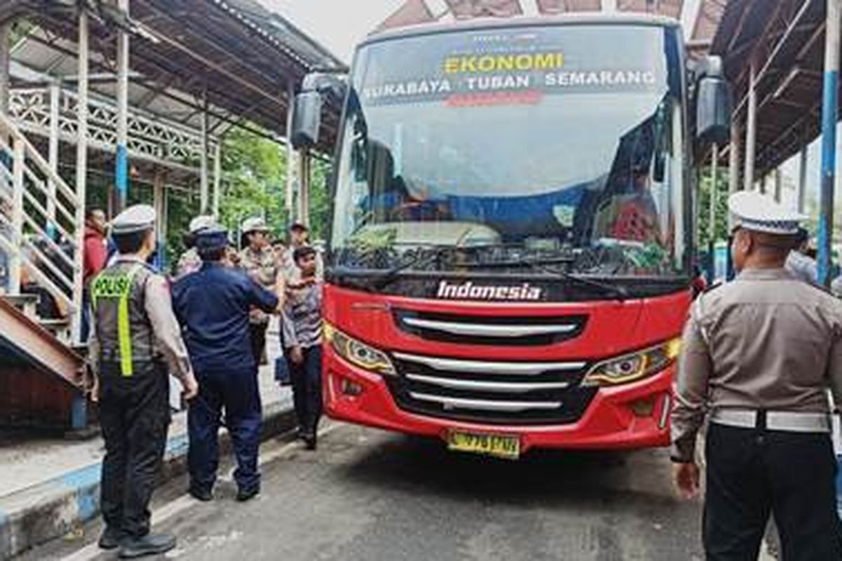 Polda Jatim melakukan rampcheck pada puluhan bus di Terminal, Purabaya, Bungurasih, Sidoarjo, Senin (17/3/2025). 
