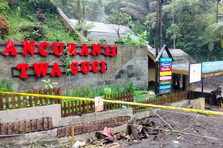 Garis polisi terpasang di TWA Pancuran 13 usai rusak dilanda banjir bandang Sungai Gung di kawasan wisata Guci, Kecamatan Bumijawa, Kabupaten Tegal, Jawa Tengah, Sabtu (24/1/2026)
