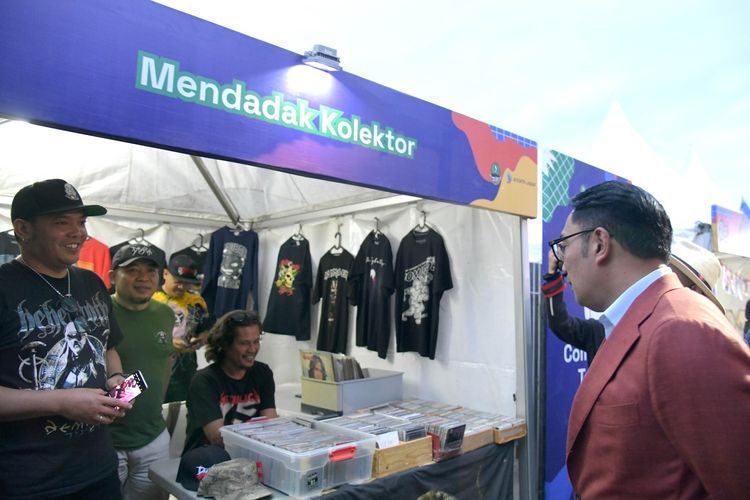 Gubernur Jawa Barat (Jabar) Ridwan Kamil hadir di Pasar Kreatif (Park) Jabar di Jalan Pahlawan, Kota Bandung, Jum'at (7/7/2023).