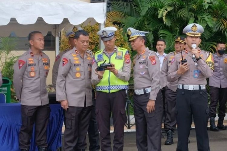 Kapolda Banten Irjen Pol Rudy Heryanto (kedua dari kiri) saat melihat proses uji coba tilang elektronik menggunakan drone oleh petugas Ditlantas Polda Banten. Drone juga akan digunakan untuk melancarkan arus mudik 2023.
