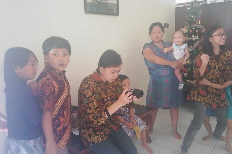 Keriuhan keluarga merayakan Natal hanya dengan kegiatan foto bersama di rumah mereka di Sidorejo Lor, Salatiga, Jawa Tengah.