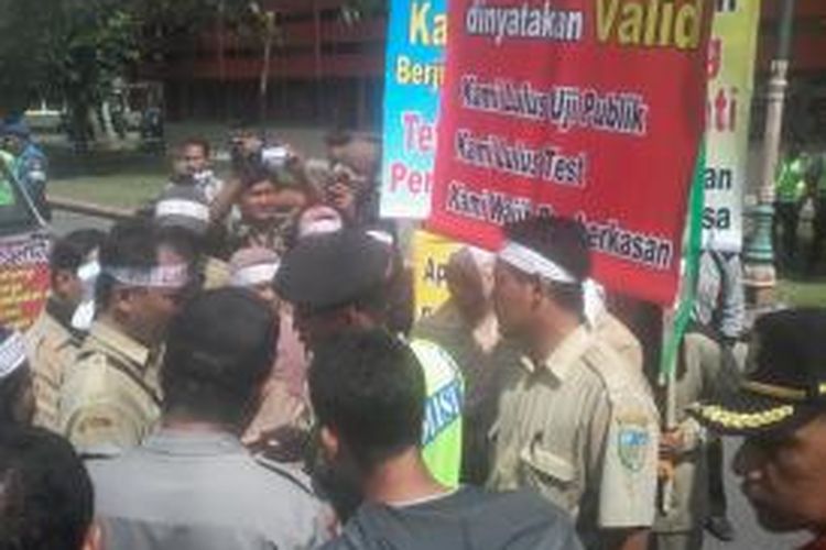 belasan tenaga honorer K2 saat aksi unjuk rasa di halaman kantor Badan Kepegawaian Daerah Kabupaten Kediri, Jawa Timur, Jum'at (25/4/2014).