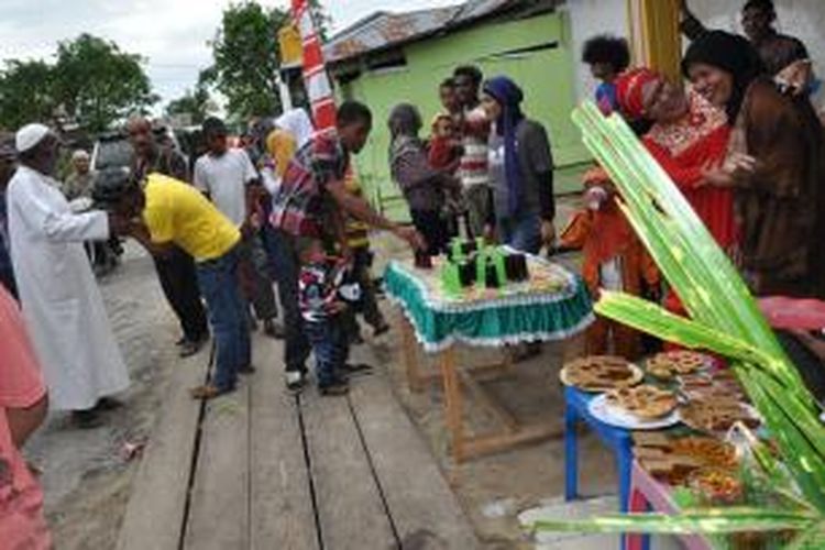 kegiatan hadrat keliling kota tiap idul fitri merupakan ajang silaturahmi dengan semua warga, selain menyinggahi rumah tokoh masyarakat. Yang cukup unik karena kegiatan ini juga diikuti oleh warga yang beragama lain. Ada yang memeriahkan di tempat-tempat yang menyediakan makanan dan minuman sambil ikut menari di tengah jalan serta ada pula yang memberikan sumbangan di kotak amal.