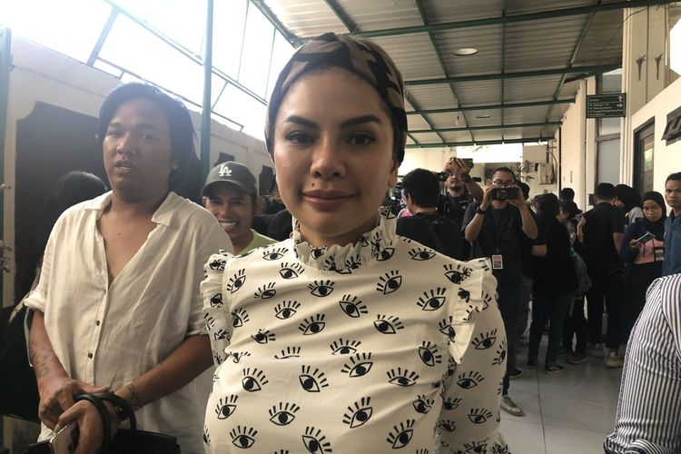 Nikita Mirzani saat dijumpai di Pengadilan Negeri Jakarta Selatan, Senin (9/3/2020). 