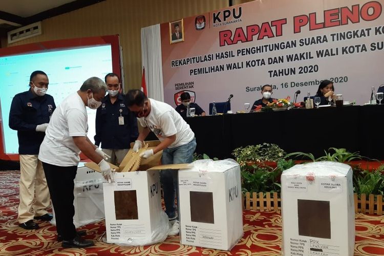 KPU Solo melaksanakan rapat pleno rekapitulasi hasil penghitungan suara tingkat kota Pilkada Solo 2020 di Sunan Hotel Solo, Jawa Tengah, Rabu (16/12/2020).