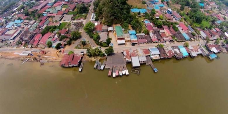 Pusat kota Tenggarong yang dibelah oleh Sungai Mahakam di Kabupaten Kutai Kartanegara, Kalimantan Timur, Kamis (16/10/2014).