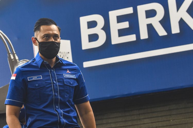 Ketua Umum DPP Partai Demokrat Agus Harimurti Yudhoyono (AHY) berjalan usai memberikan keterangan pers di kantor DPP Partai Demokrat , Jakarta, Senin (1/2/2021). AHY menyampaikan adanya upaya pengambilalihan kepemimpinan Partai Demokrat secara paksa, di mana gerakan itu melibatkan pejabat penting pemerintahan, yang secara fungsional berada di dalam lingkaran kekuasaan terdekat dengan Presiden Joko Widodo. ANTARA FOTO/Muhammad Adimaja/wsj.