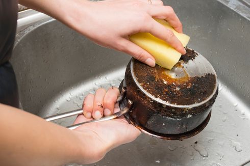 Kami Mencoba: Benarkah Panci Gosong Jadi Bersih Pakai Baking Soda?