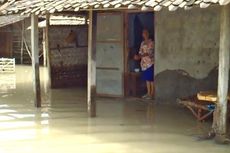 Khawatir Banjir Susulan, Warga Pilih Bertahan di Tenda