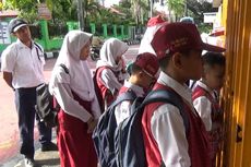 Diprotes, Siswa SD Dihukum Upacara di Luar Pagar Sekolah karena Telat