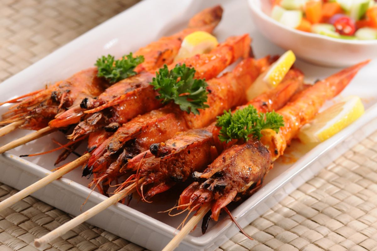 Ilustrasi sate udang bakar bumbu madu. 