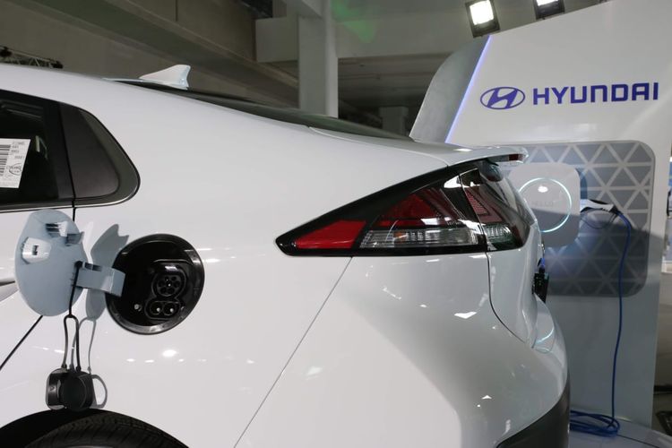 Hyundai memperkenalkan produk terbarunya, yakni Hyundai IONIQ Electric untuk mendukung kendaraan yang ramah lingkungan di Indonesia.