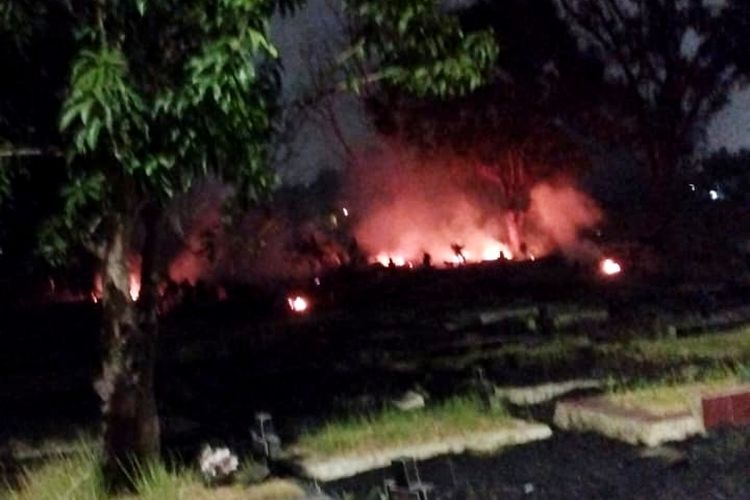 TPU Mangun Jaya Bekasi Terbakar, Api Hanguskan Rerumputan hingga Papan Nisan