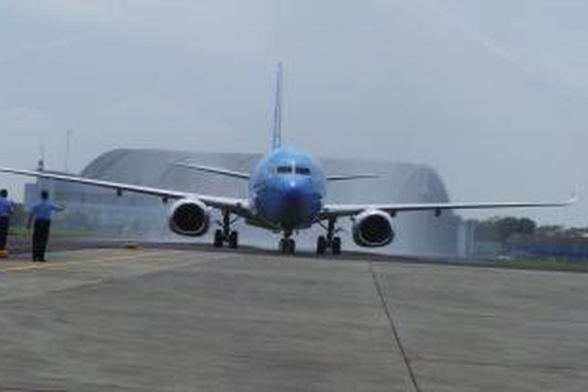 Pesawat jenis Boeing Business Jet 2 yang dipesan untuk pesawat Kepresidenan RI mendarat di Landasan Udara Halim Perdanakusuma, Jakarta Timur. Kamis (10/4/2014).