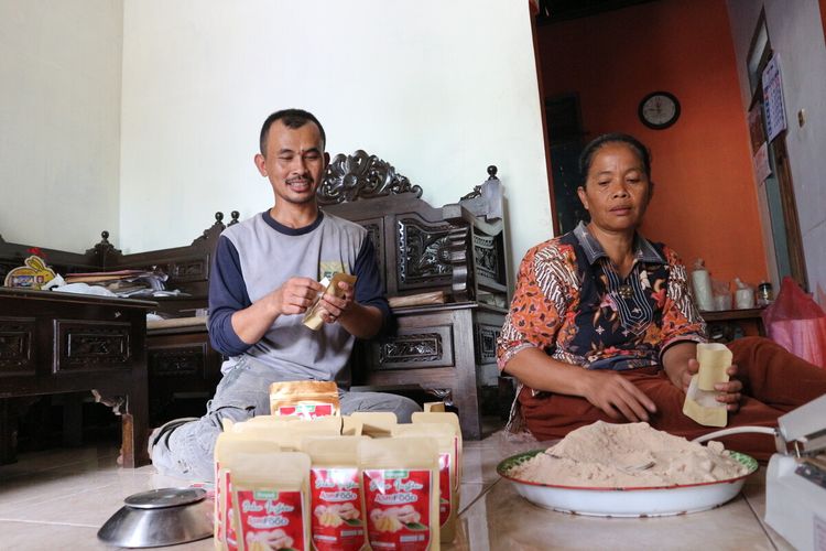Suyanto (kanan) bersama Jumiasih, saat mengemas jahe merah instan di rumahnya, di Dusun Segunung, Desa Carang Wulung, Kecamatan Wonosalam, Kabupaten Jombang, Jawa Timur, Kamis (5/3/2020).