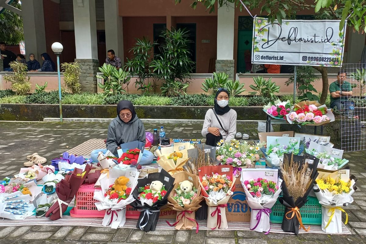 Sekumpulan pemuda dari Kecamatan Kutoarjo, Purworejo, Jawa Tengah sedang berjualan bucket di Universitas Muhammadiyah Purworejo, Jawa Tengah pada Sabtu (26/11/2022).