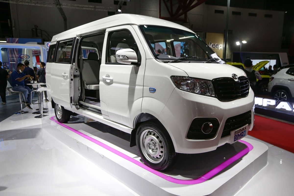 Mobil listrik Esemka Bima EV  dipamerkan di ajang Indonesia International Motor Show (IIMS) 2023 di JIExpo, Kemayoran, Jakarta Pusat, Kamis (16/2/2023). Mobil Esemka Bima EV mulai dipasarkann dalam ajang Indonesia International Motor Show (IIMS) 2023. Bima EV dipasarkan sebesar Rp 540 juta untuk model penumpang atau minibus. Sedangkan untuk yang Cargo dijual Rp 530 juta.