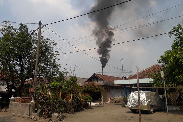 Asap yang keluar dari cerobong hasil pembakaran limbah plastik mencemari udara dan lingkungan di Desa Tropodo, Kecamatan Krian, Sidoarjo, Jawa Timur.