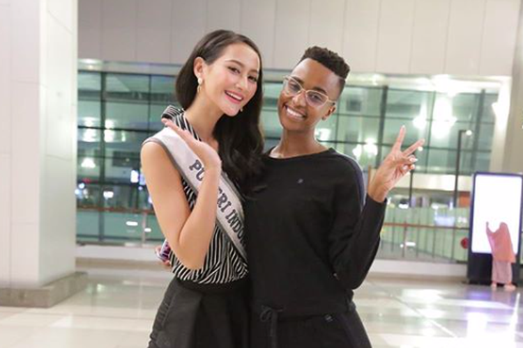  Dengan diantarkan oleh Puteri Indonesia 2020 Ayu Maulida Putri, Miss Universe 2020 Zozibini Tunzi pamit tinggalkan Indonesia.