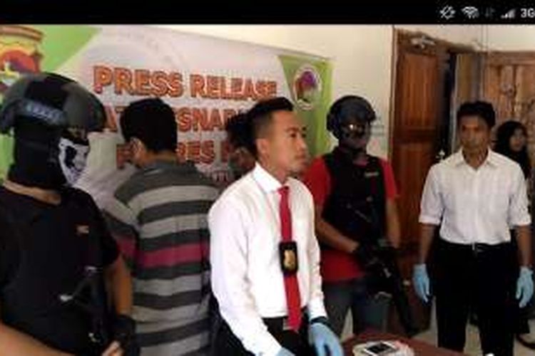 Kasat Reskrim Polres Bima, IPTU I Made Dimas saat memberikan keterangan pers terkait penangkapan terduga pelaku penyalahgunaan narkoba, Kamis (8/9/2016).