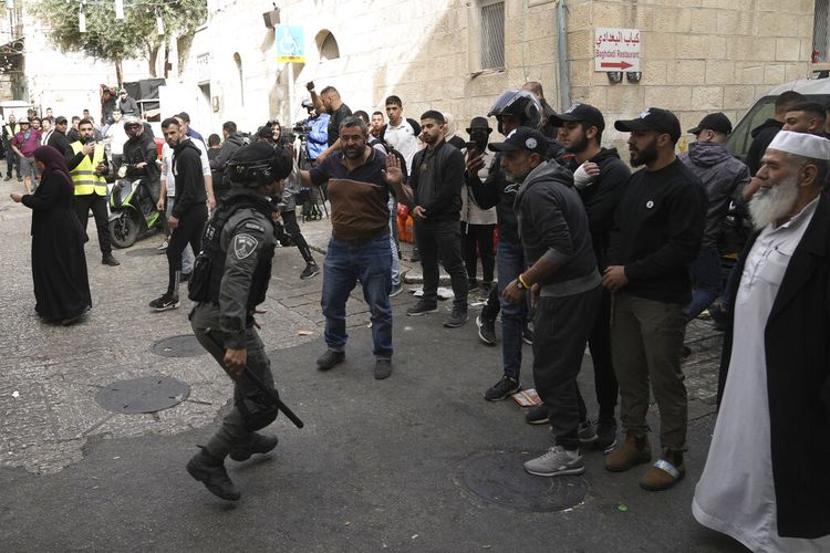 Polisi Israel mencoba membubarkan warga Palestina di Kota Tua Yerusalem, Minggu, 17 April 2022. 