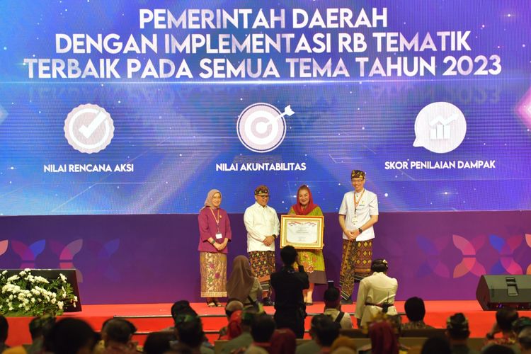 Wali Kota Semarang Hevearita Gunaryanti Rahayu saat menerima penghargaan dari Kemenpan-RB untuk kategori Instansi Pemerintah dengan Implementasi Reformasi Birokrasi (RB) Tematik Terbaik pada Semua Tema 2023  di Bali Nusa Dua Convention Center (BNDCC), kawasan Nusa Dua, Bali, Rabu (6/12/2023).