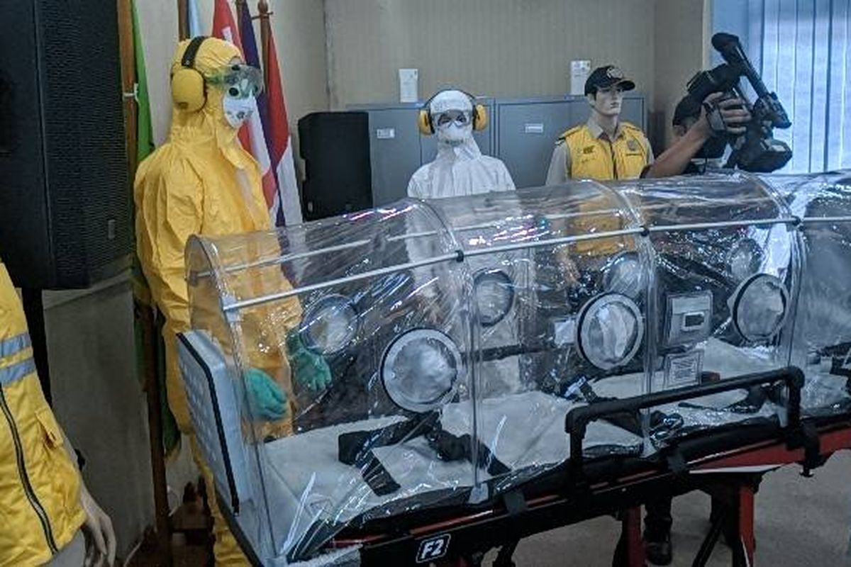 Transport Kapsul dan baju evakuasi untuk korban terinfeksi virus Corona di Kantor Kesehatan Pelabuhan KKP Bandara Soekarno-Hatta Senin (27/1/2020)