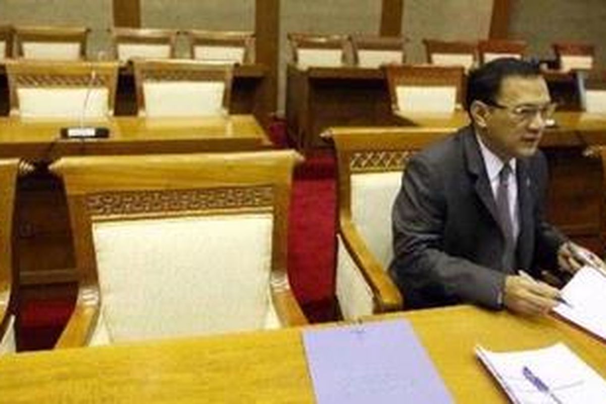 Menteri Keuangan Agus Darmawan Wintarto Martowardojo mengikuti uji kelayakan dan kepatutan Calon Gubernur Bank Indonesia periode 2013-2018 di Komisi XI DPR, Jakarta, Senin (25/3/2013). Agus Martowardojo menjadi calon tunggal yang diajukan Presiden Susilo Bambang Yudhoyono untuk menggantikan Gubernur Bank Indonesia Darmin Nasution yang masa jabatannya akan berakhir pada 23 Mei 2013. 