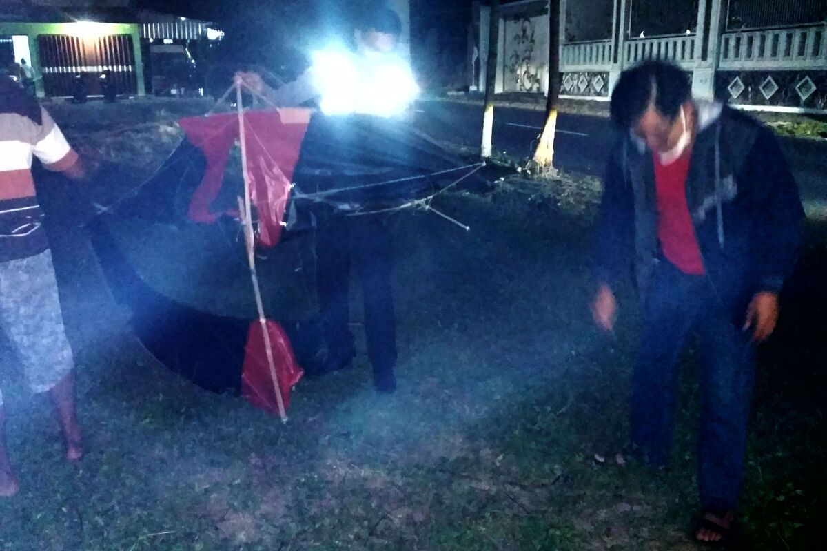 Polisi memegang layang-layang putus yang benangnya mengakibatkan terjadinya kecelakaan lalu lintas di Desa Papungan, Kecamatan Kanigoro, Kabupaten Blitar, Sabtu malam (21/8/2021)