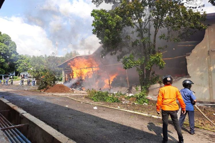 Tampak gudang kapas yang terbakar di Bandung, adapun kerugian mencapai Rp 1 miliar.